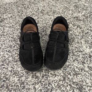 Earth Origin Black Seude hook and loop womens loafers size 8.5